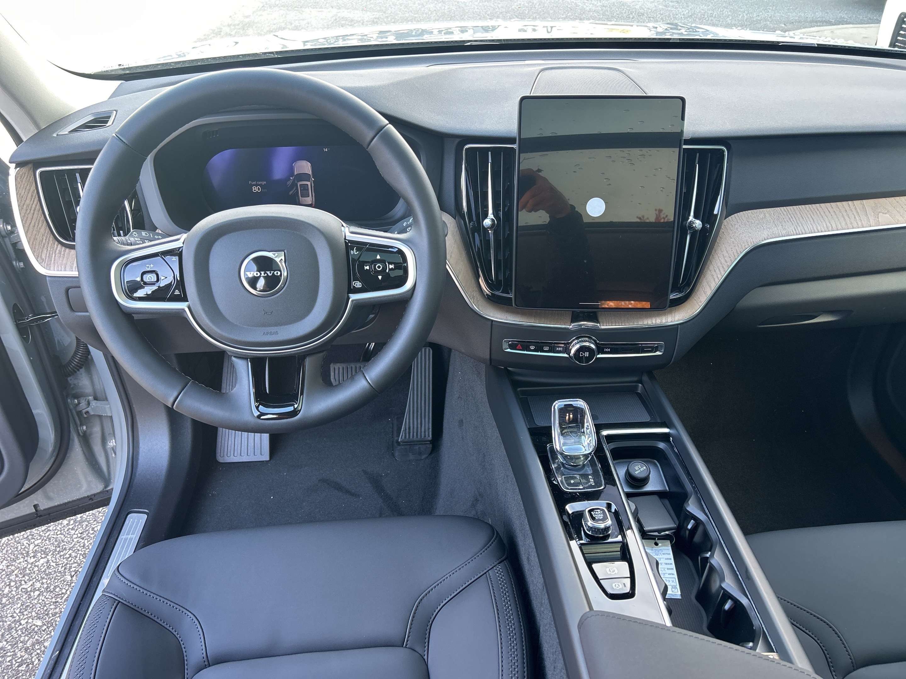 2026 Volvo XC60 B5 AWD Core Dark Theme thumb 7