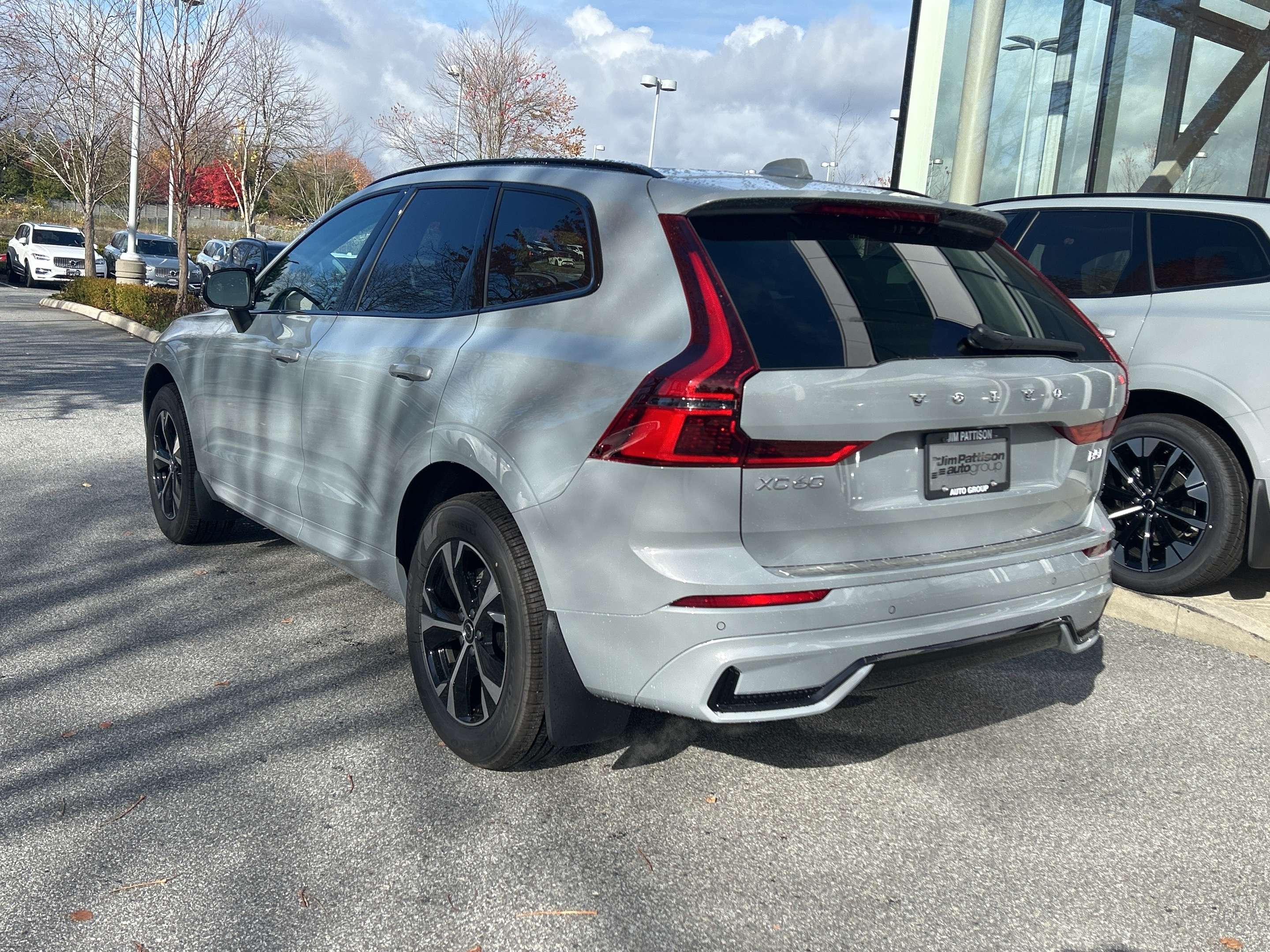 2026 Volvo XC60 B5 AWD Core Dark Theme alt 3