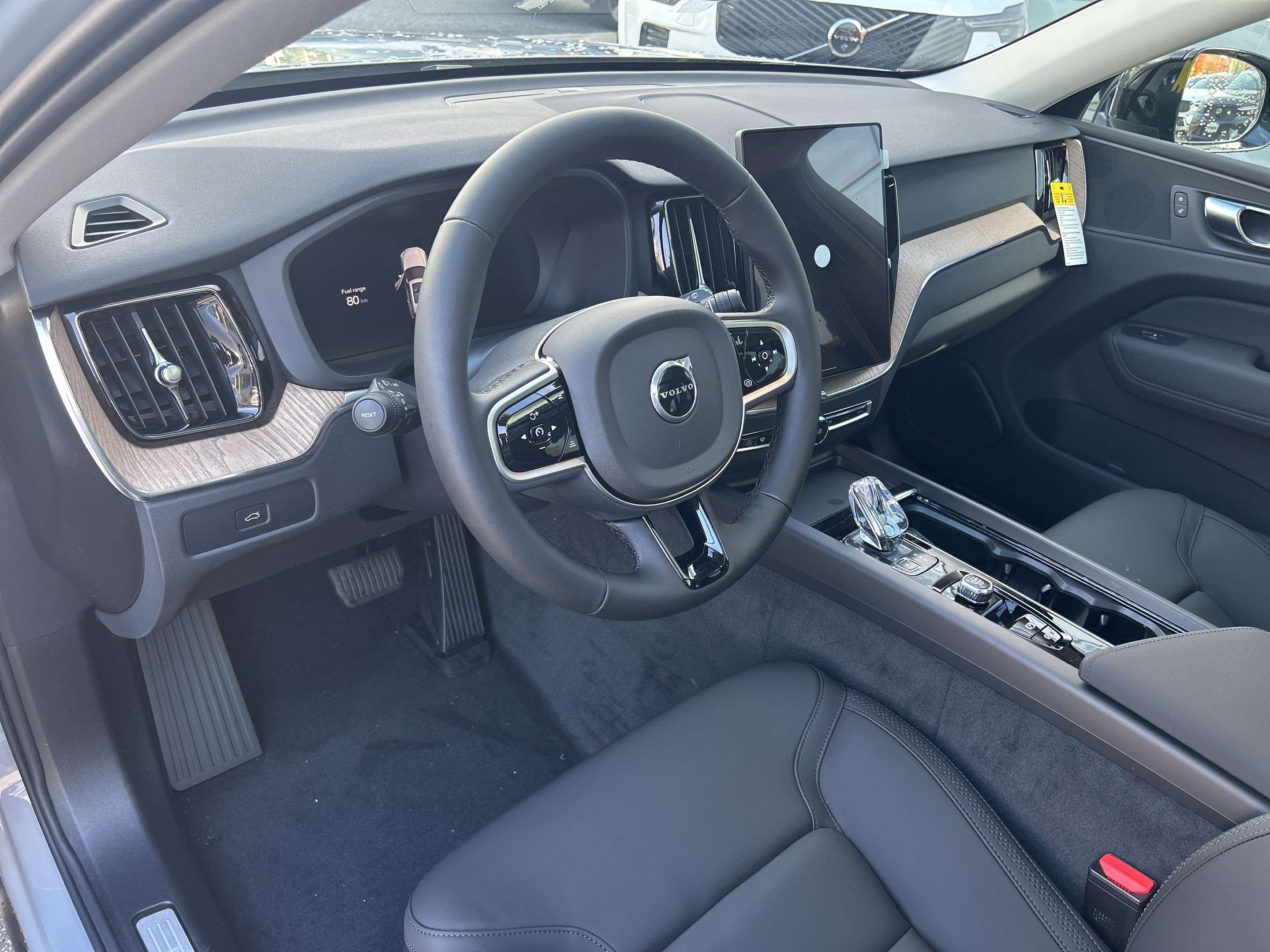 2026 Volvo XC60 B5 AWD Core Dark Theme alt 5