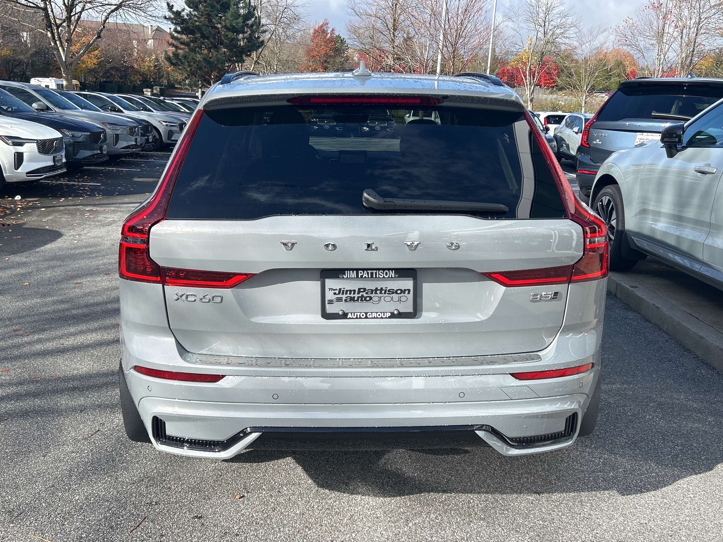 2026 Volvo XC60 B5 AWD Core Dark Theme alt 4