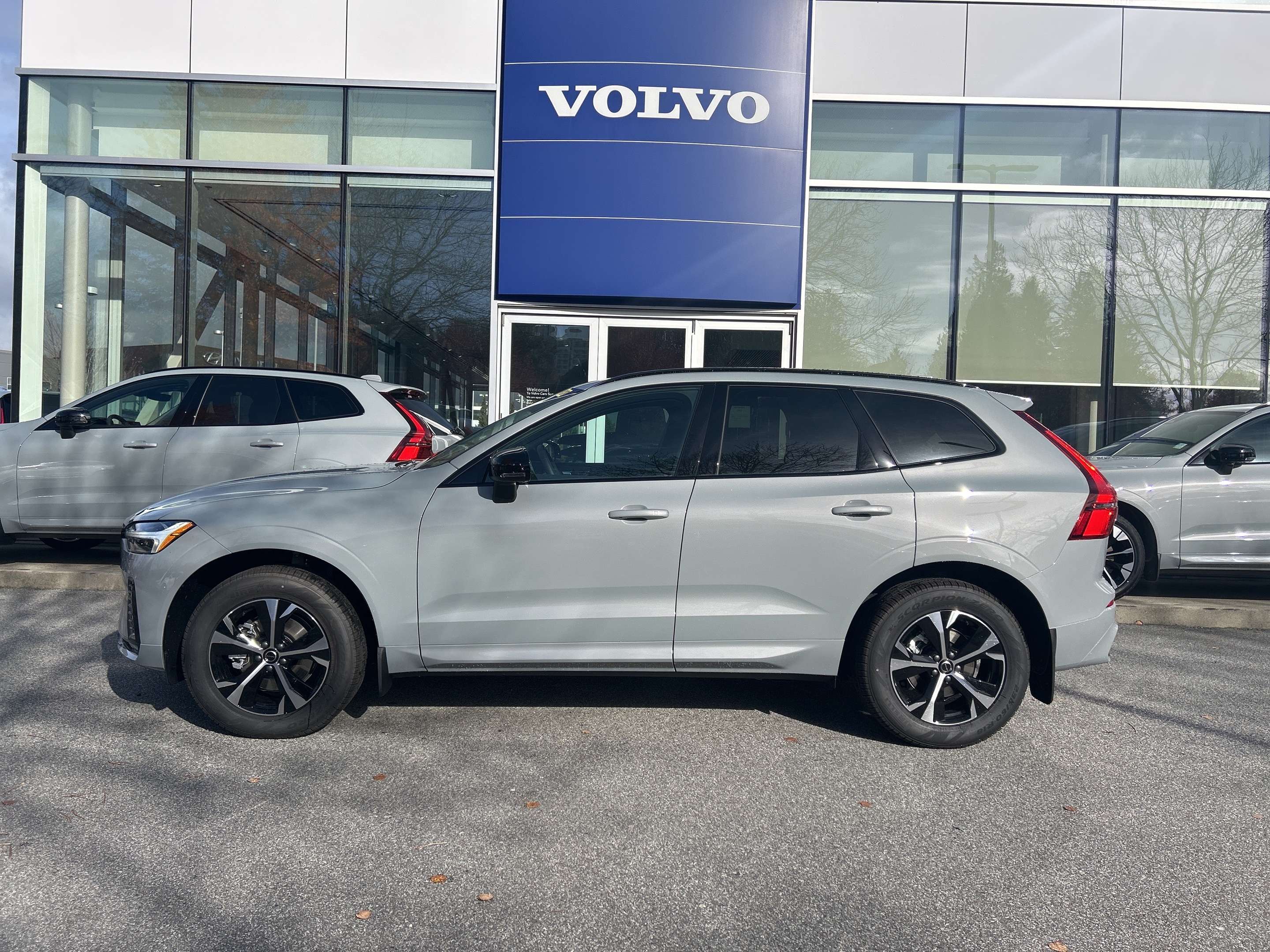 2026 Volvo XC60 B5 AWD Core Dark Theme alt 2