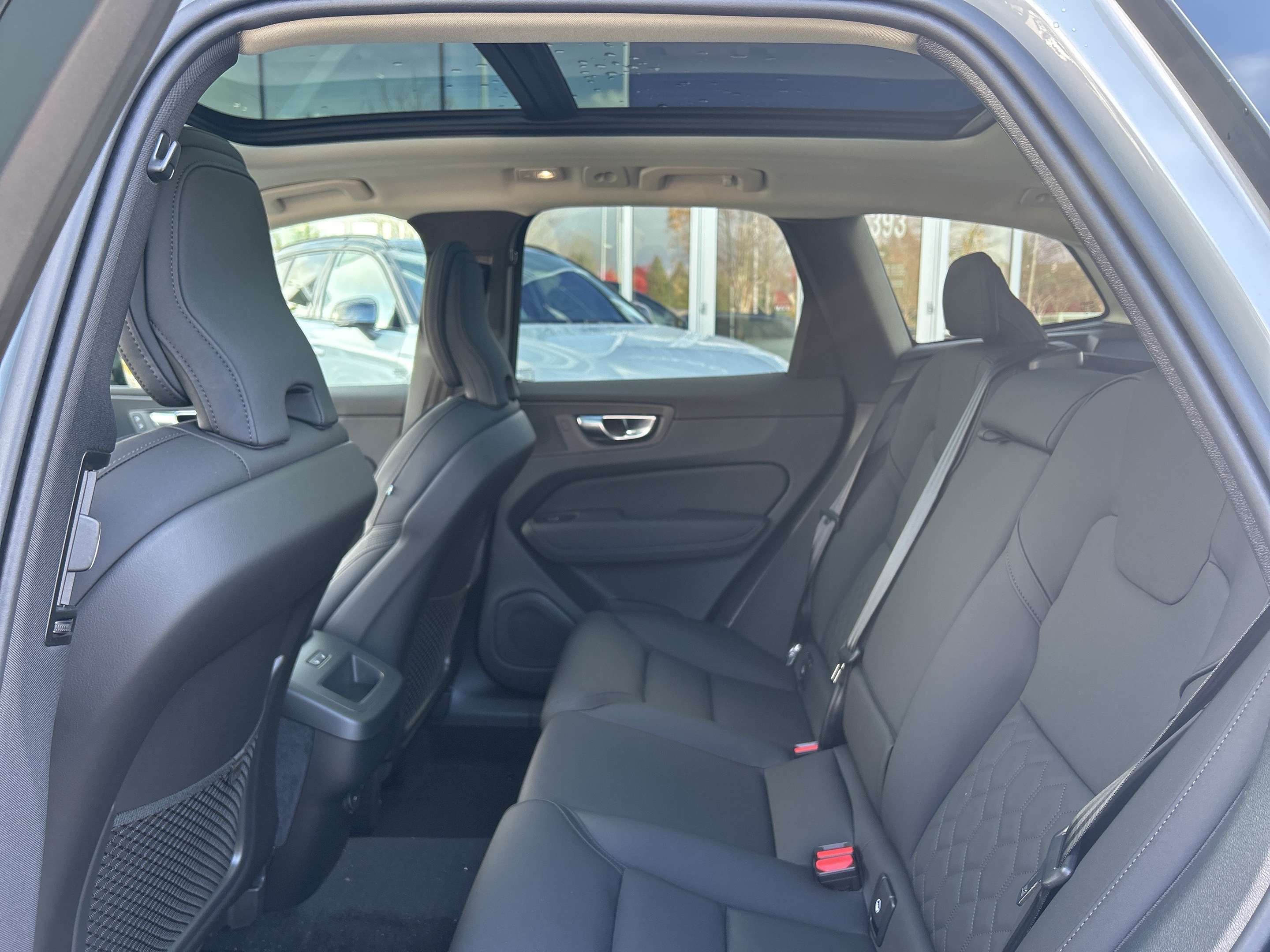 2026 Volvo XC60 B5 AWD Core Dark Theme thumb 8