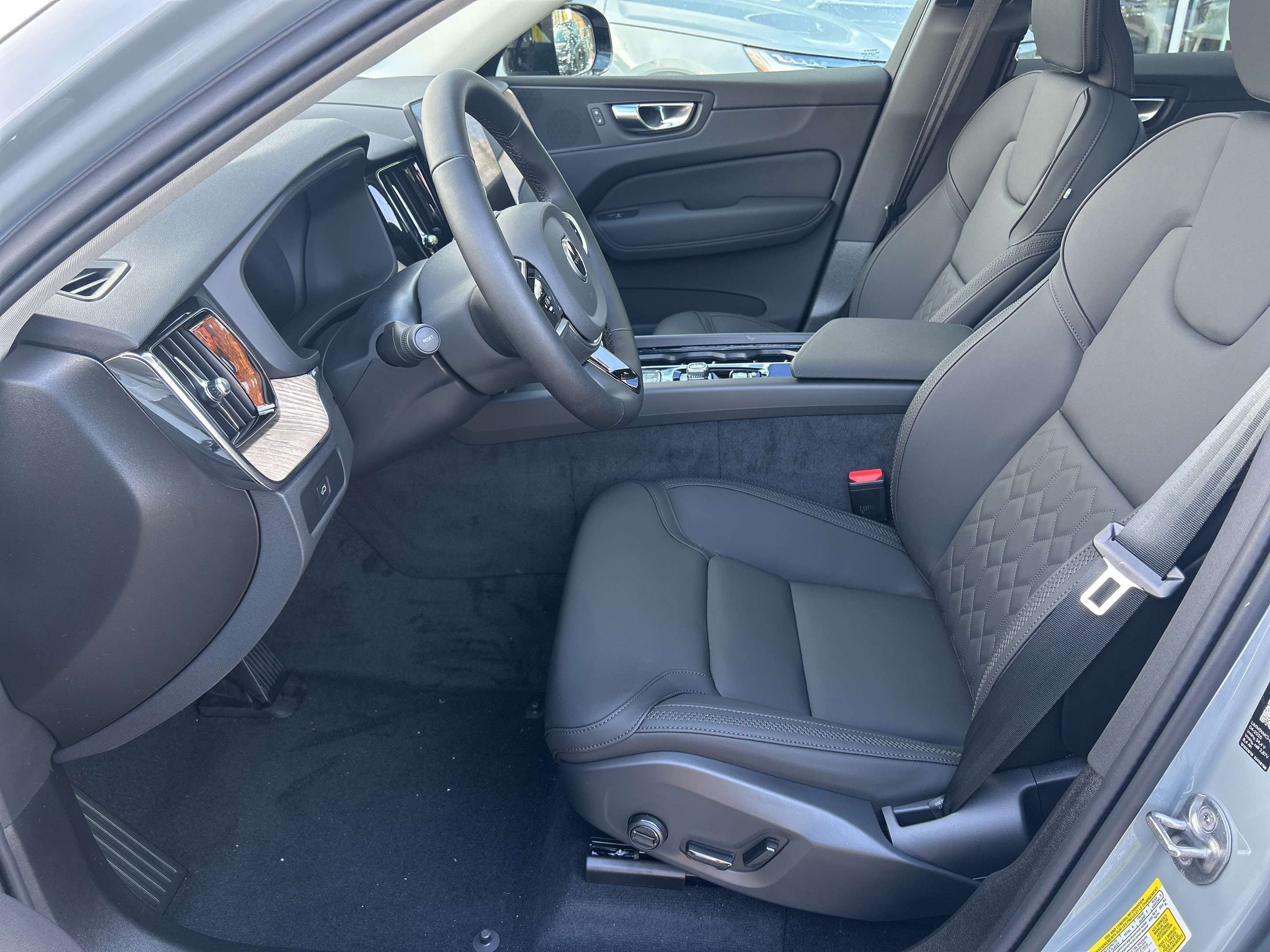 2026 Volvo XC60 B5 AWD Core Dark Theme thumb 6