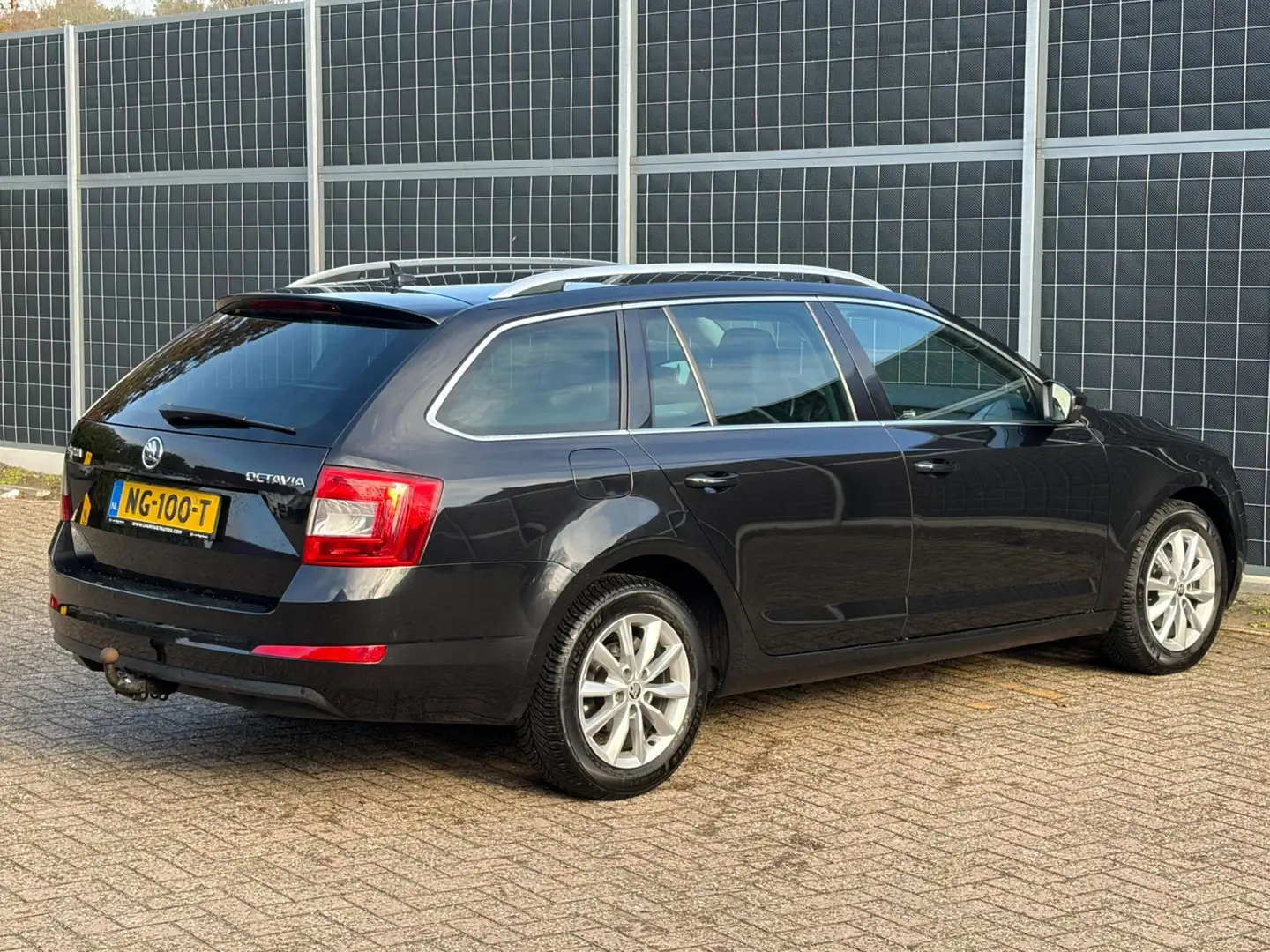 Skoda Octavia Combi 1.6 TDI Greentech Ambition Business Schwarz - 2