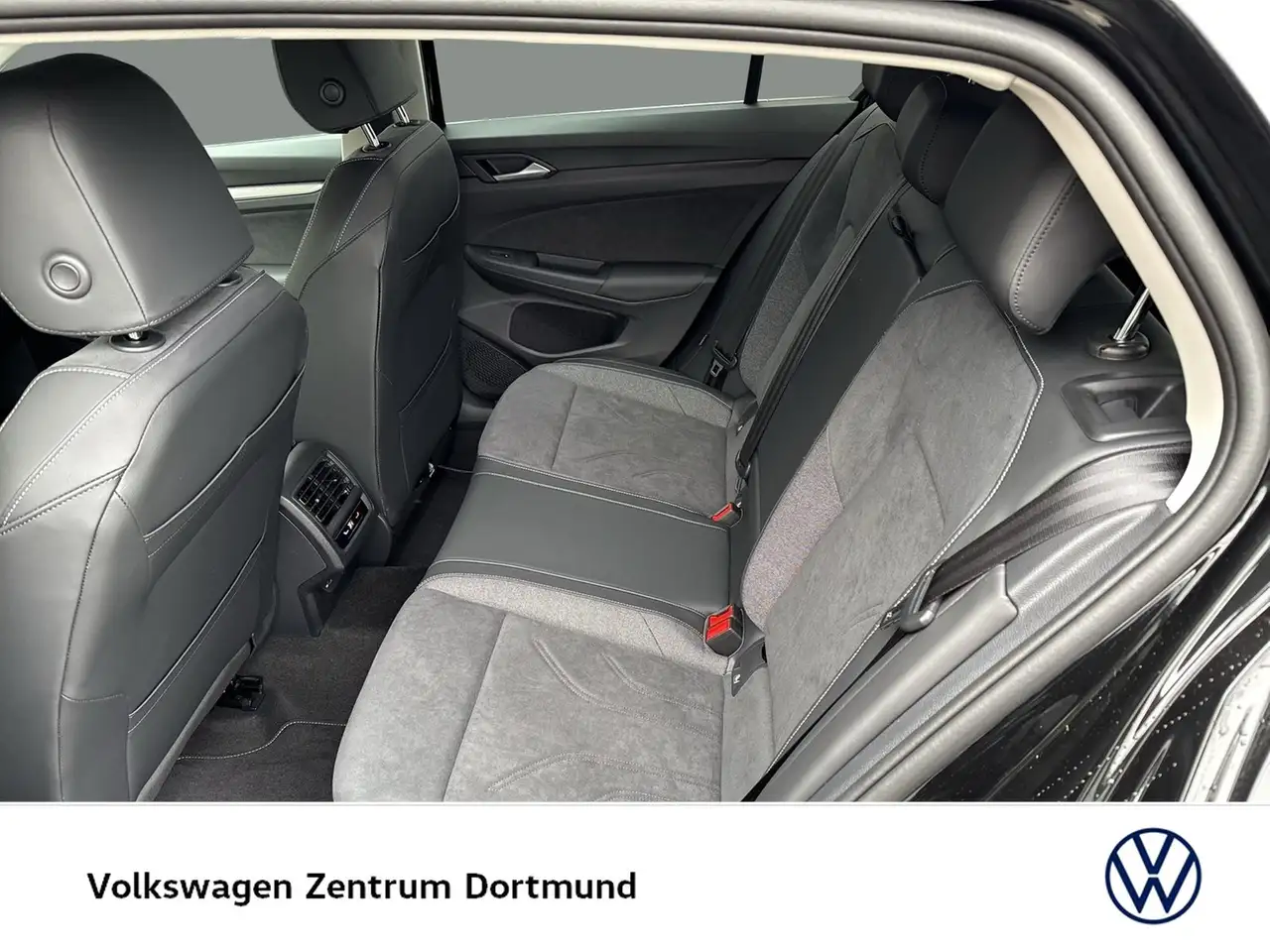 Volkswagen Golf VIII 1.5 eTSI STYLE AHK CAM LM18 7