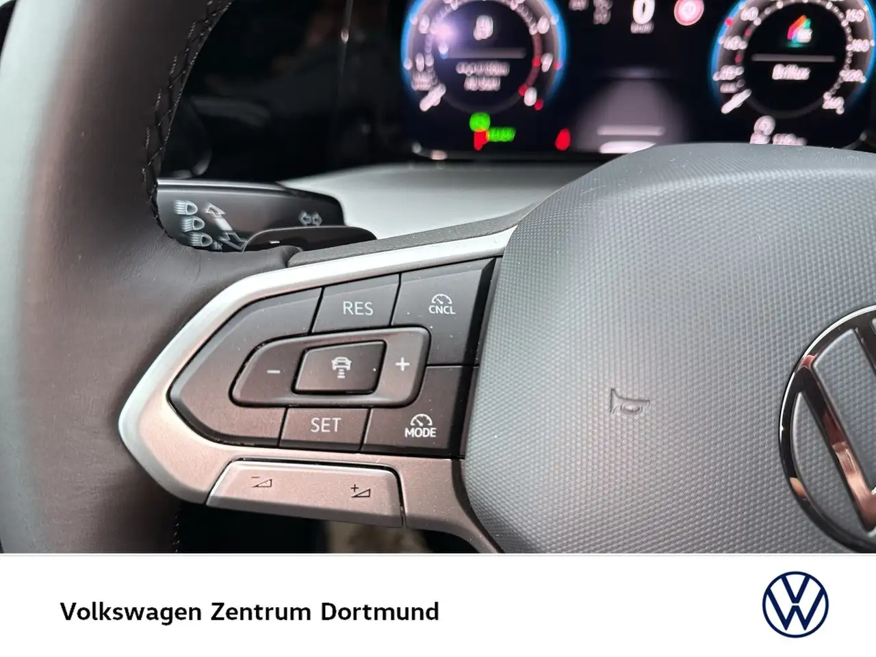 Volkswagen Golf VIII 1.5 eTSI STYLE AHK CAM LM18 13
