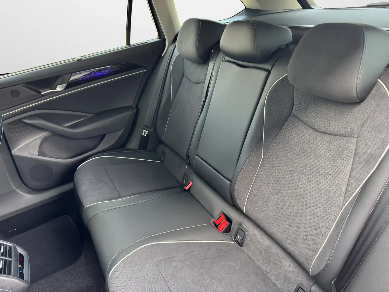 Volkswagen Passat Variant 1.5 eTSI DSG Elegance 12