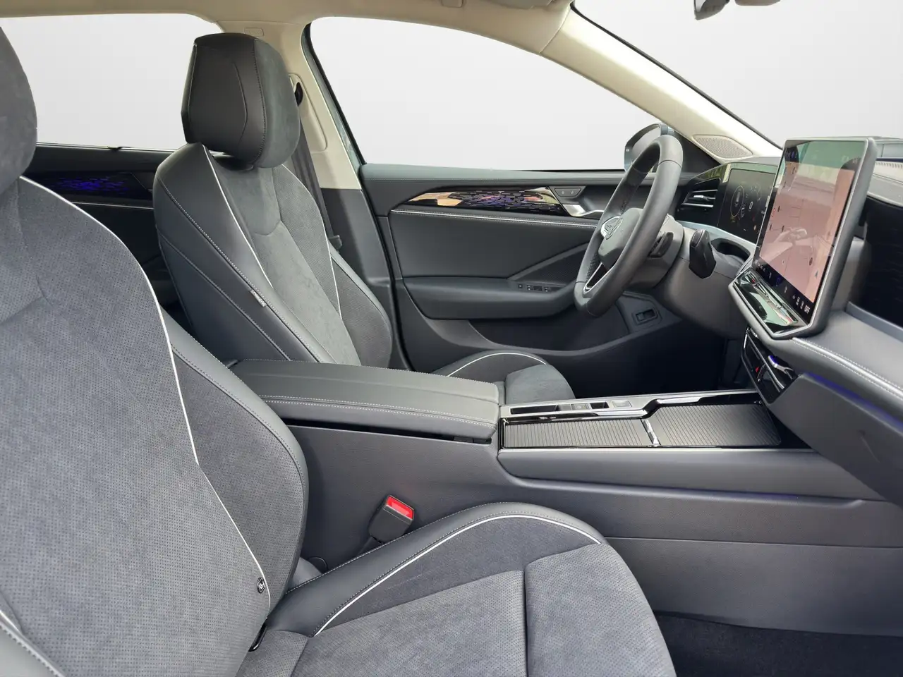 Volkswagen Passat Variant 1.5 eTSI DSG Elegance 14