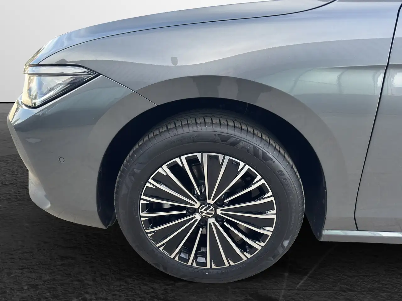 Volkswagen Passat Variant 1.5 eTSI DSG Elegance 6