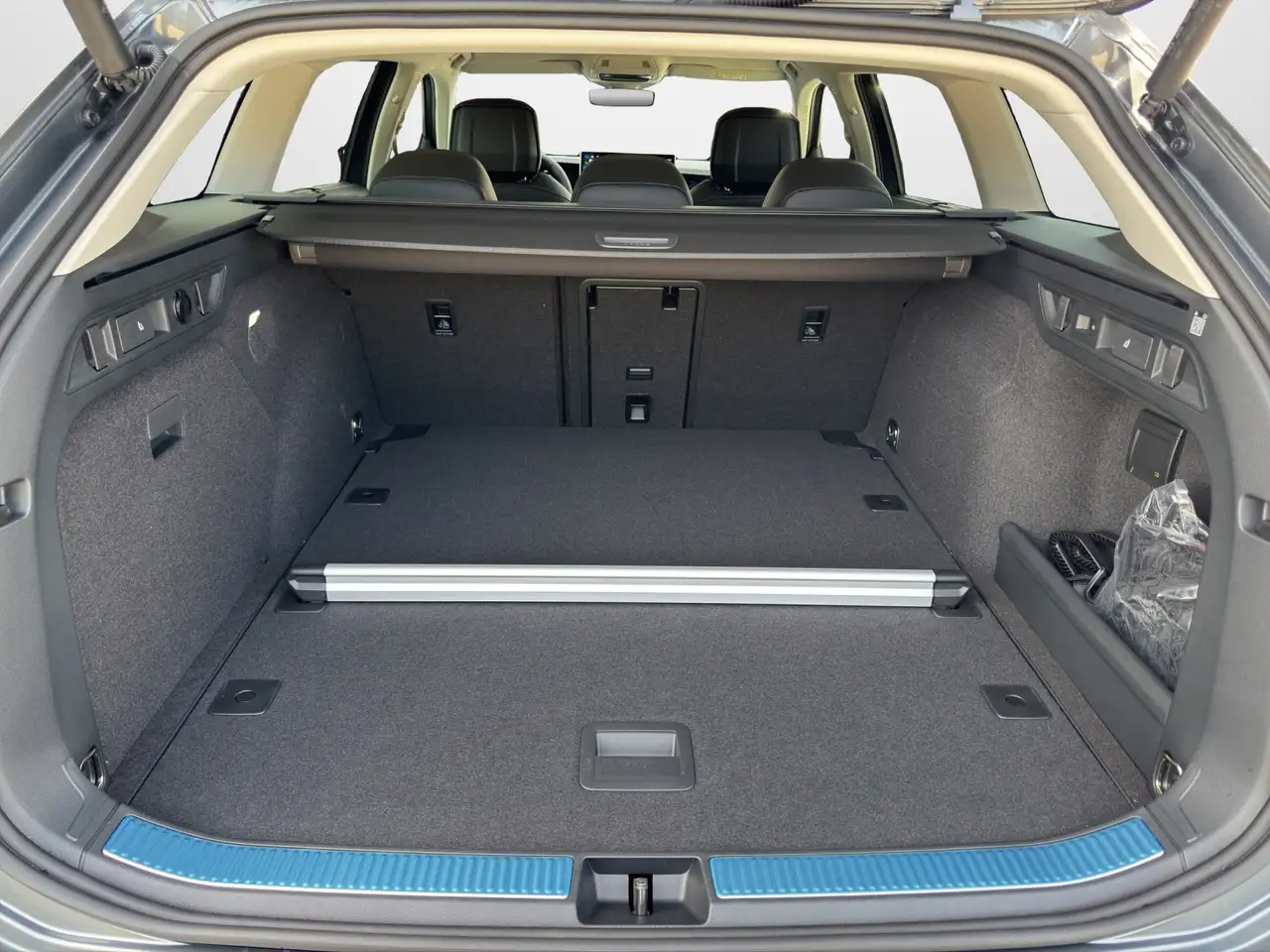 Volkswagen Passat Variant 1.5 eTSI DSG Elegance 13