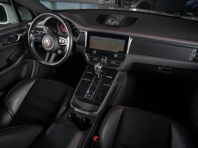 Porsche Macan view 14
