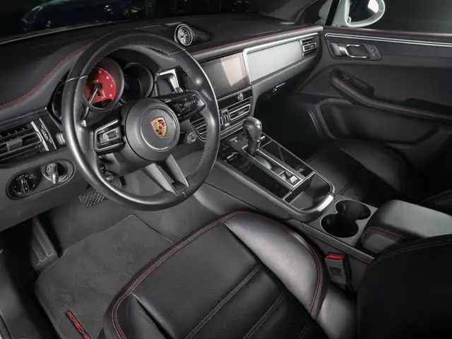 Porsche Macan view 11