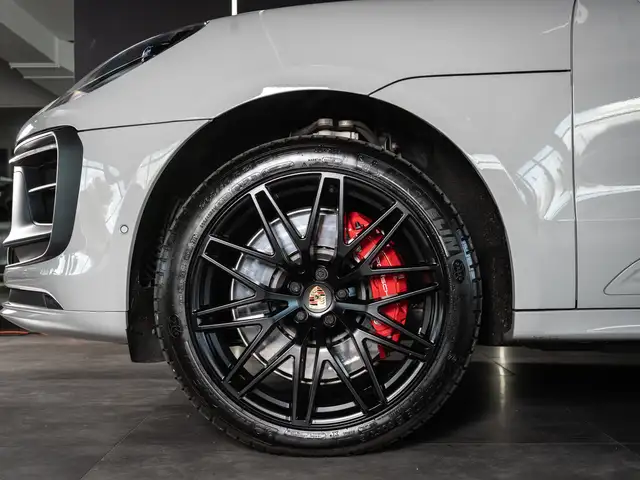 Porsche Macan view 4