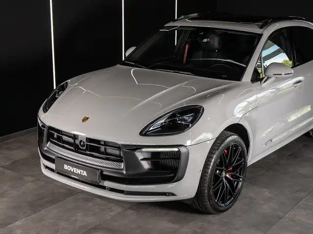 Porsche Macan view 3