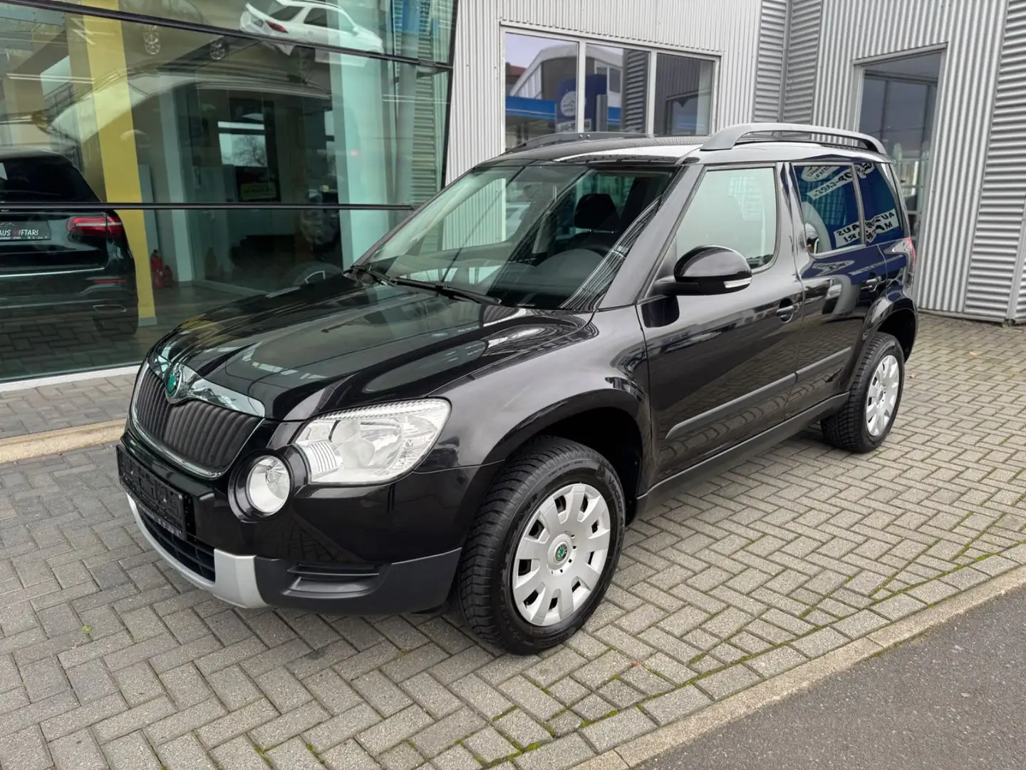 Skoda Yeti 1.2 TSI Active Plus Edition Sitzhz Klima Schwarz - 1