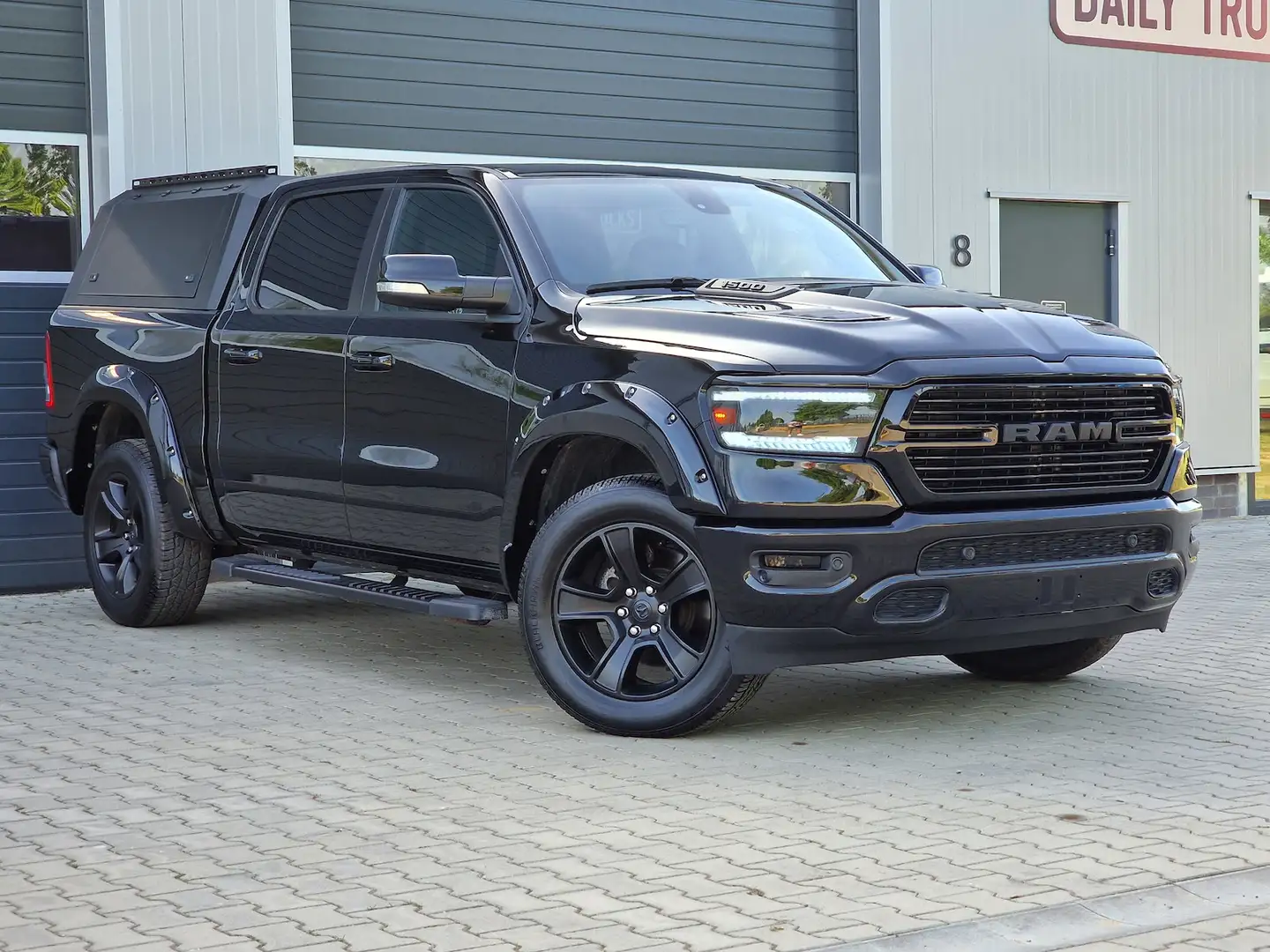 Dodge RAM 1500 5.7 4x4 Bighorn Night Hardtop AHK PDC Schwarz - 1