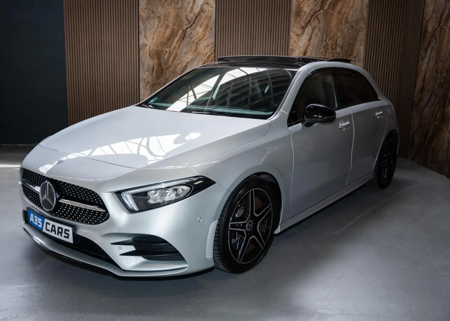 Mercedes-Benz A 250 |AMG|NIGHT|PANO|SFEER|BURMESTER|BOMVOL Grijs - 2