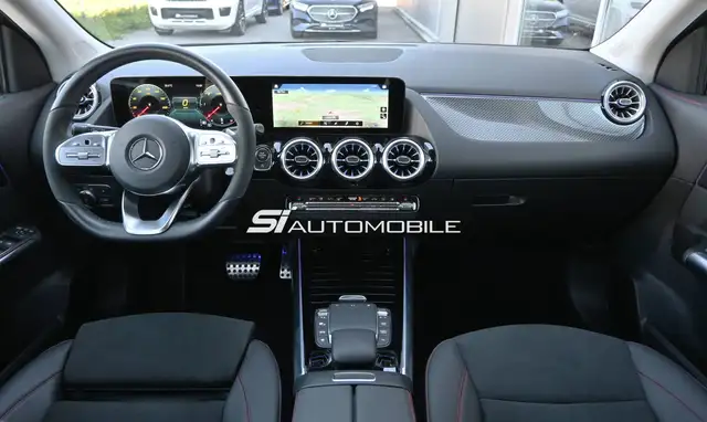 Mercedes-Benz GLA view 11