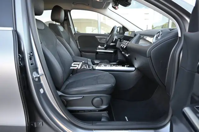 Mercedes-Benz GLA view 12