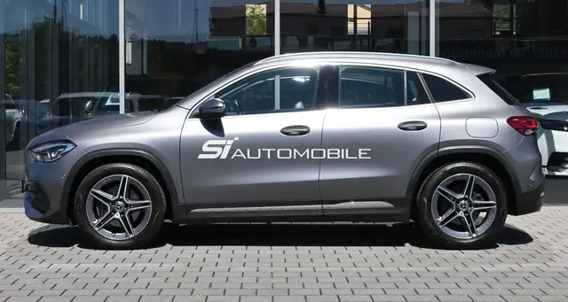 Mercedes-Benz GLA view 2