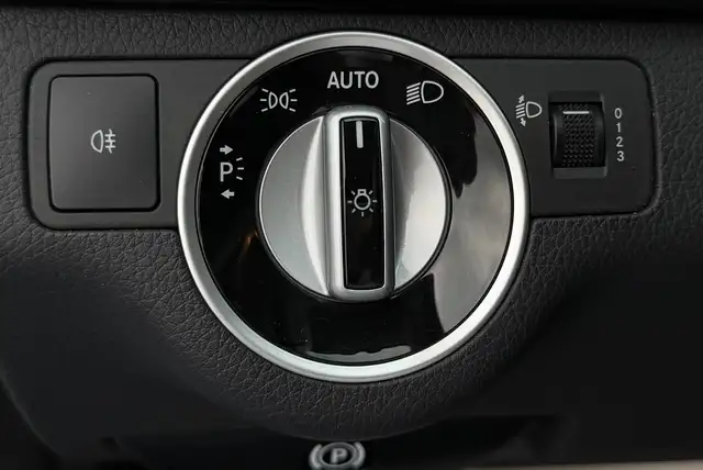 Mercedes-Benz C-Class view 9