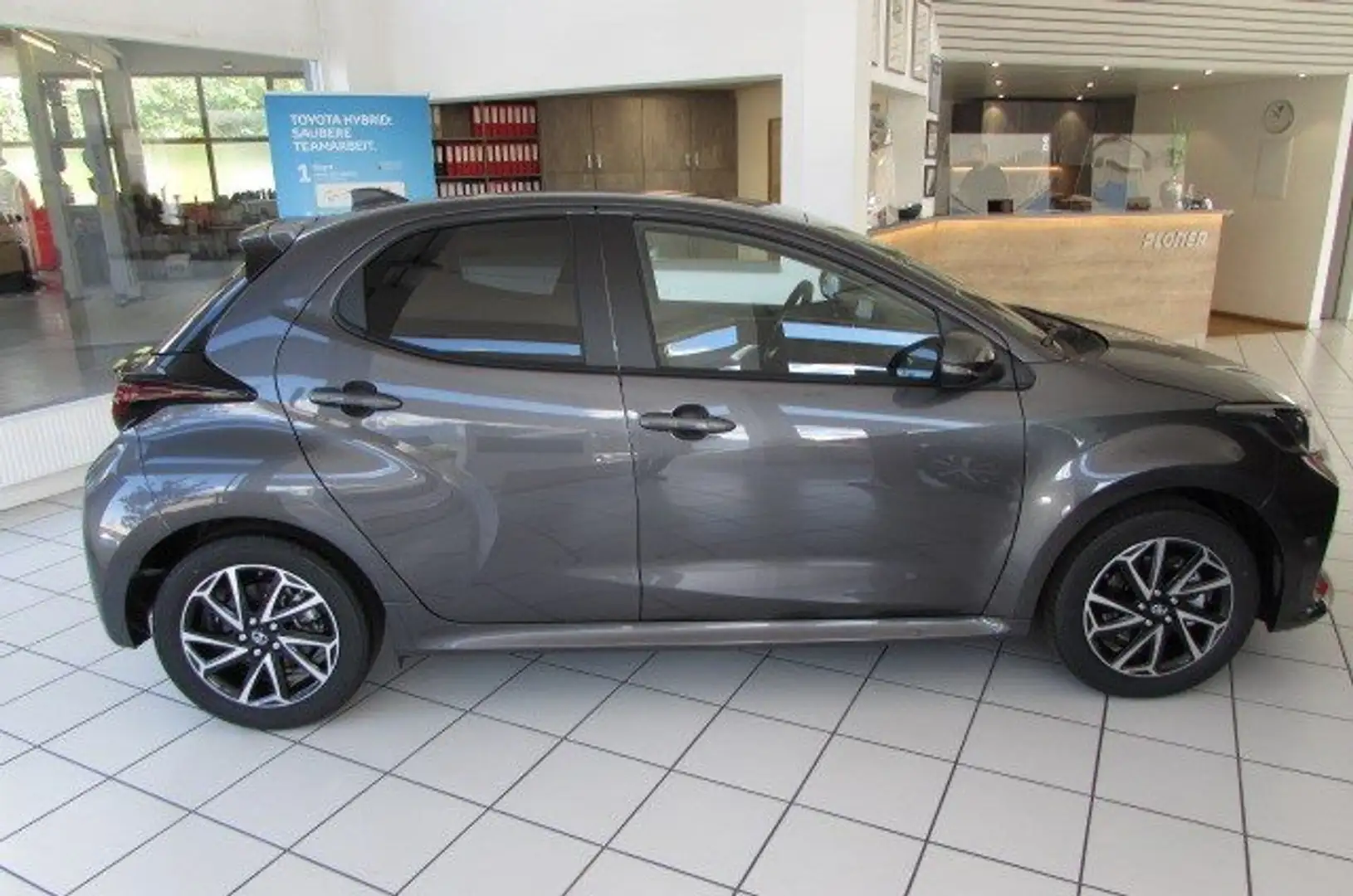 Toyota Yaris 1,5 Hybrid Active Drive Modell 2024! Grau - 2