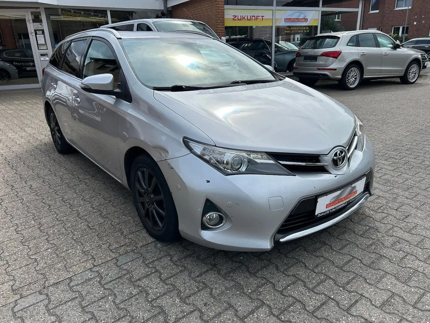 Toyota Auris Silber - 1