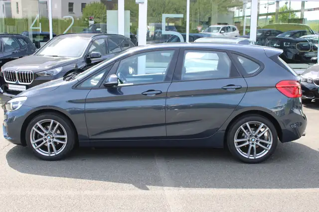 BMW 2 Series view 4