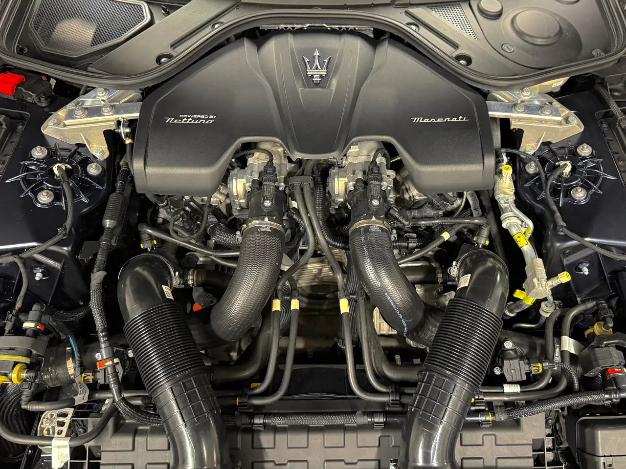 Maserati GranTurismo 2023 — фото 13
