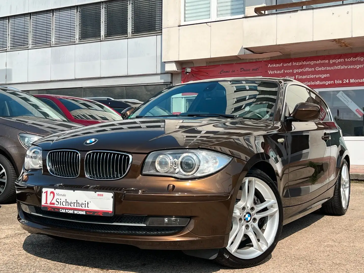 BMW 130 i *AUTOMATIK*NAV.PROF*XENON*KEYLESS* Braun - 1