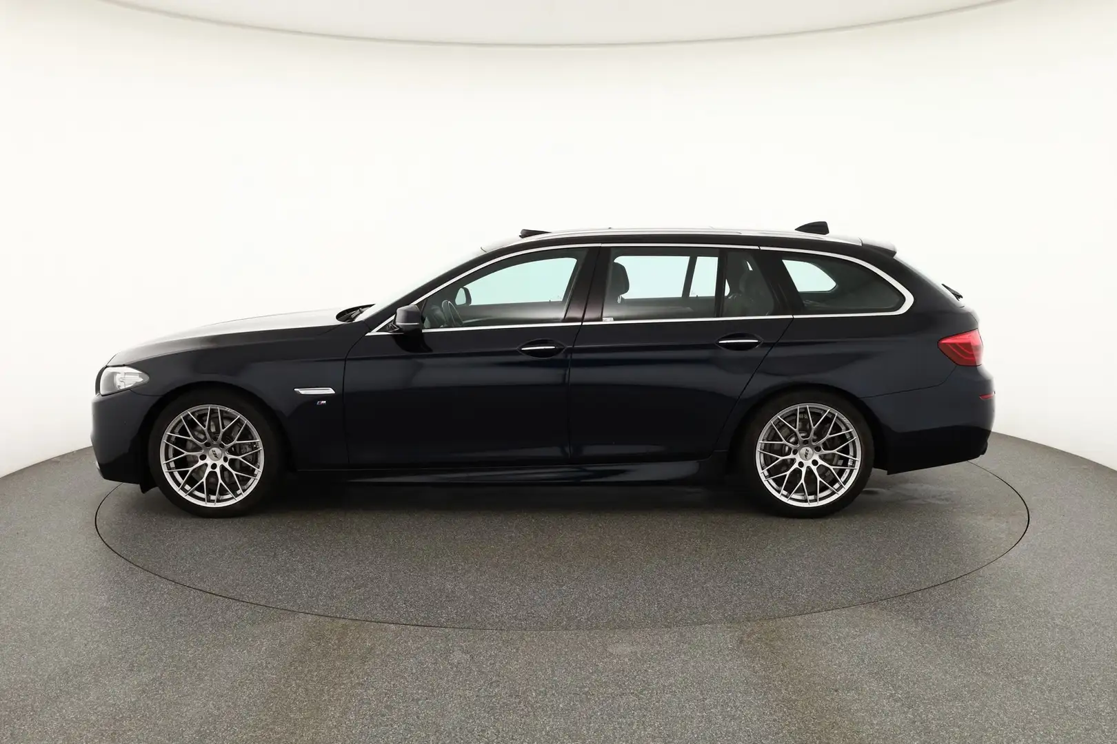BMW 525 525d Touring M Sport Bi-Xenon Navi Panorama AHK Schwarz - 2