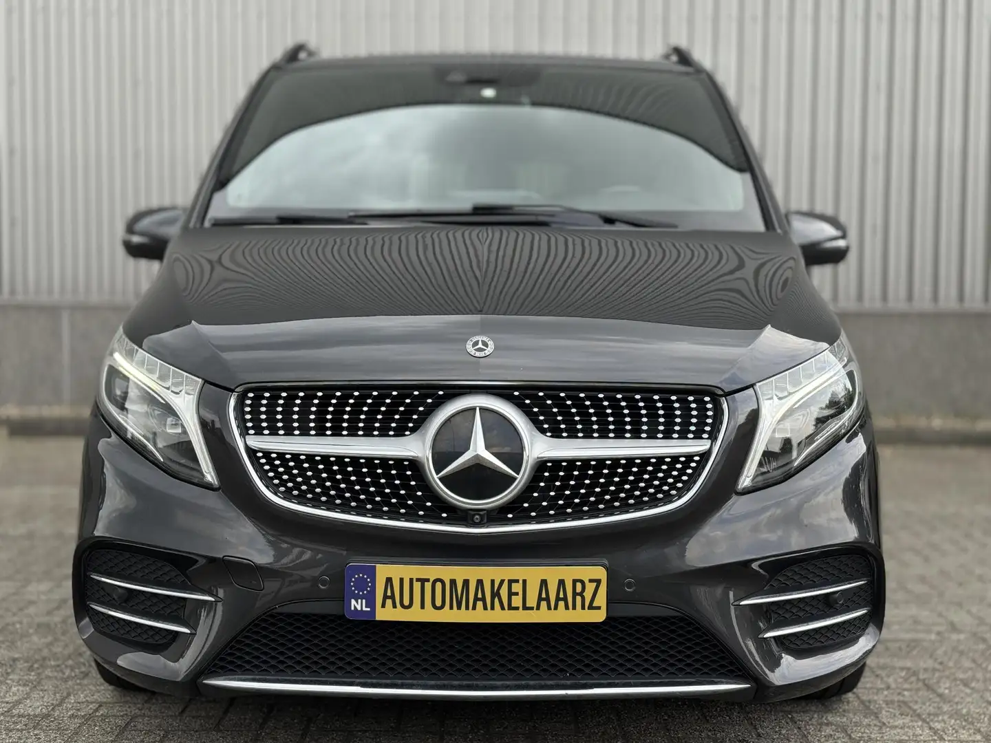 Mercedes-Benz V 300 300d AMG Extra Lang DC L2H1 Avantgarde Edition Noir - 2