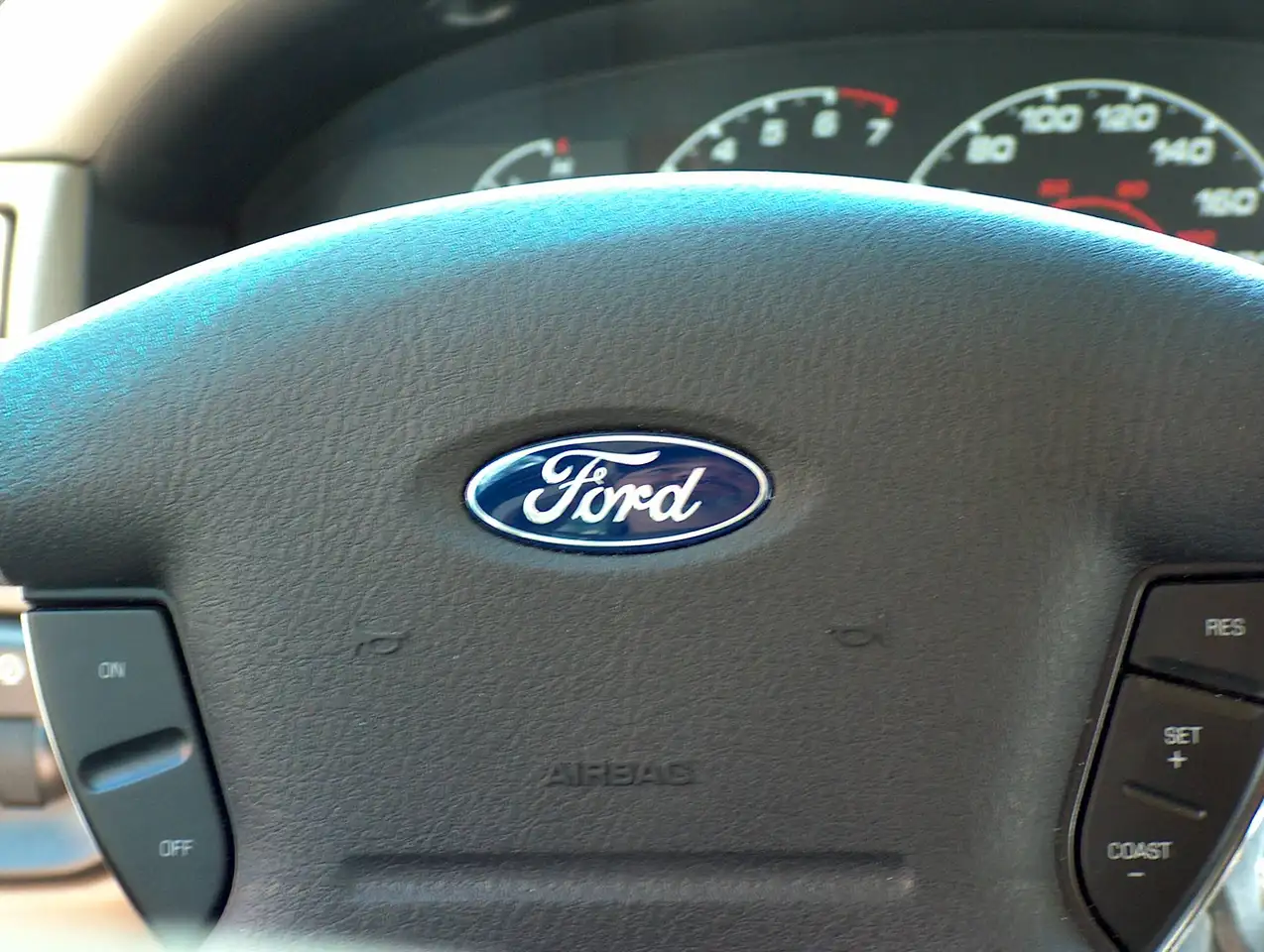 Ford Explorer снимка Ford Explorer
