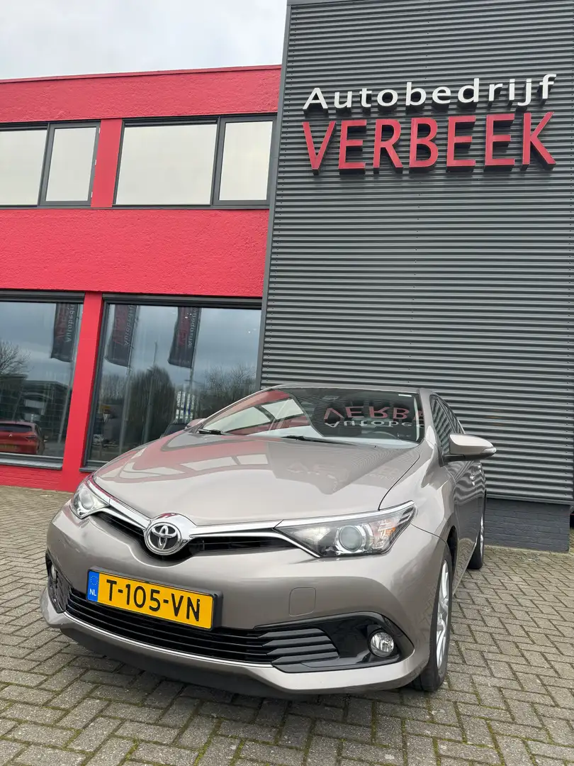 Toyota Auris 1.2T Dynamic Marrón - 1