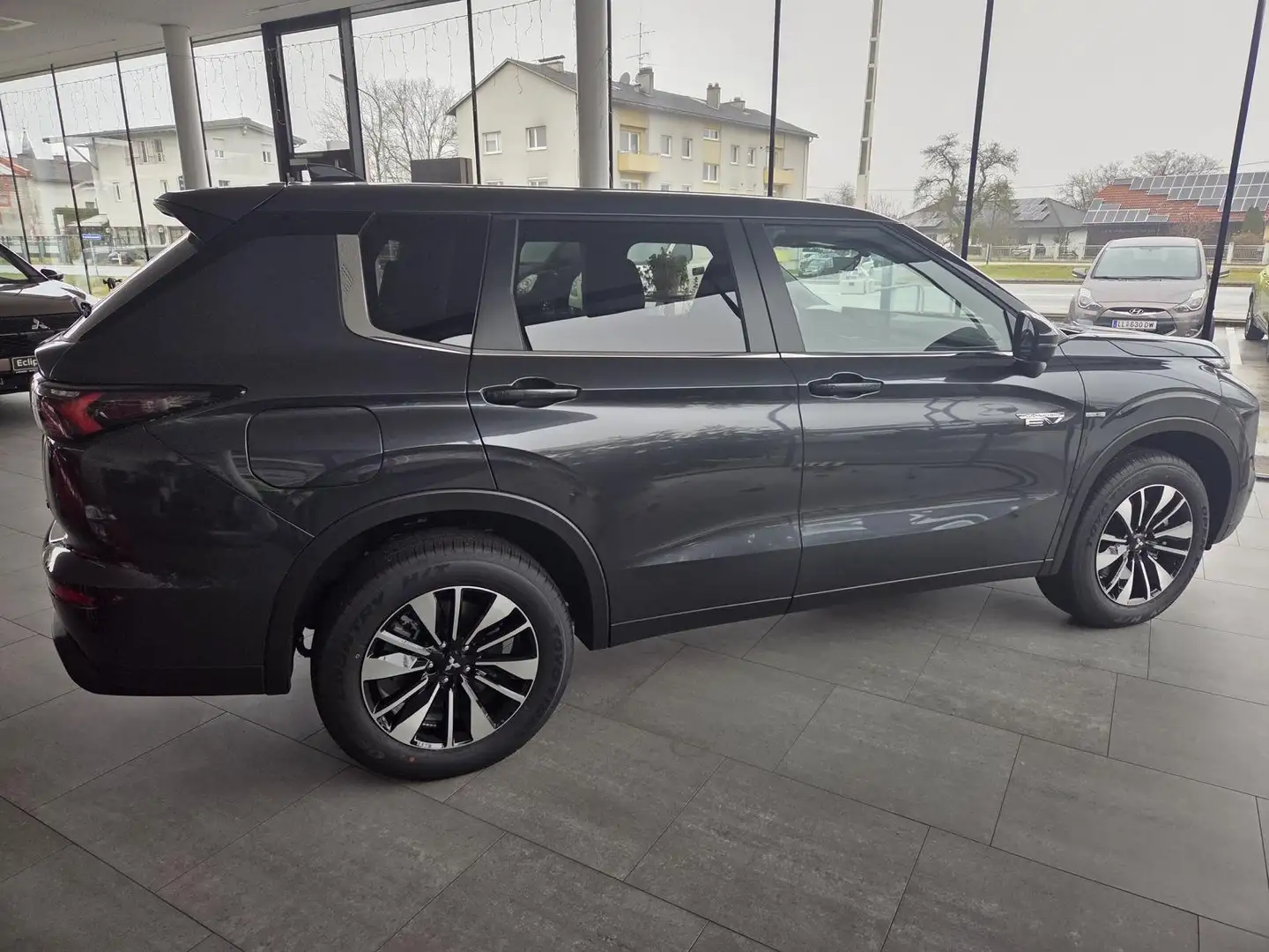 Mitsubishi Outlander Outlander PHEV 2,4 4WD Invite 220V AT Grau - 2