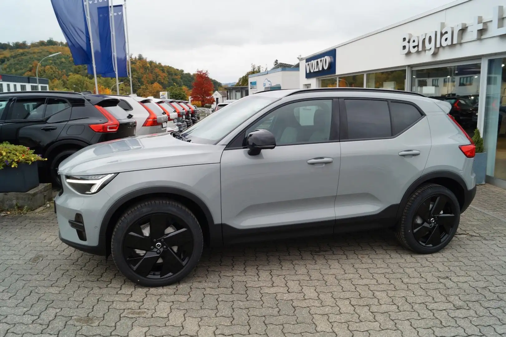Volvo XC40 B3 Benzin 2WD Plus Black Edition DKG/360° Grau - 2