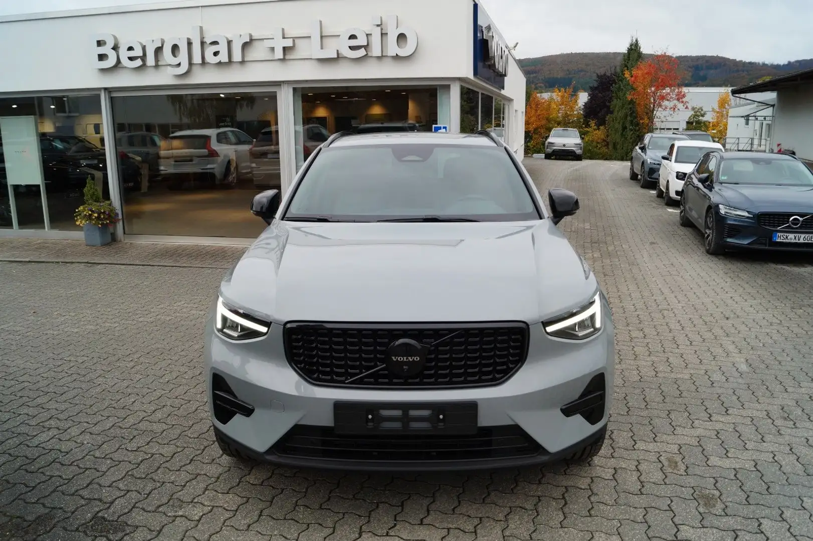 Volvo XC40 B3 Benzin 2WD Plus Black Edition DKG/360° Grau - 1