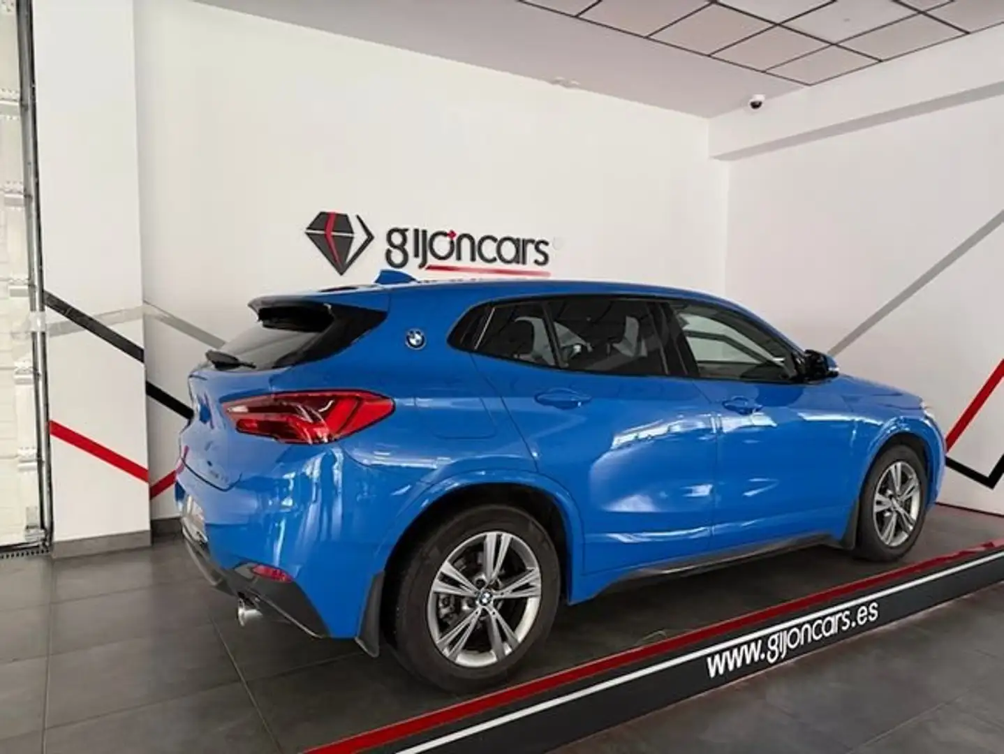BMW X2 sDrive 18dA Blau - 2