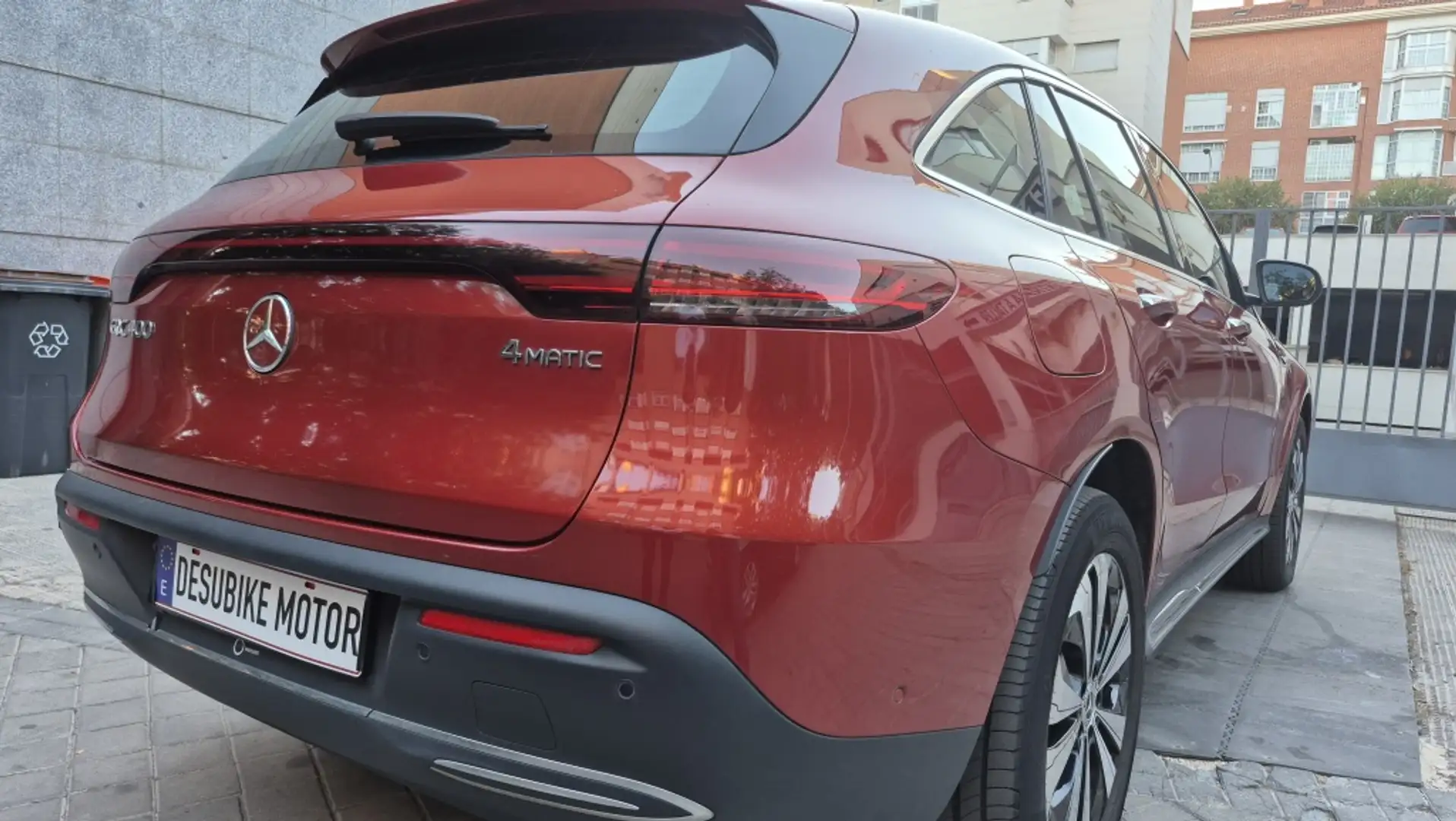Mercedes-Benz EQC 400 4MATIC Rojo - 2