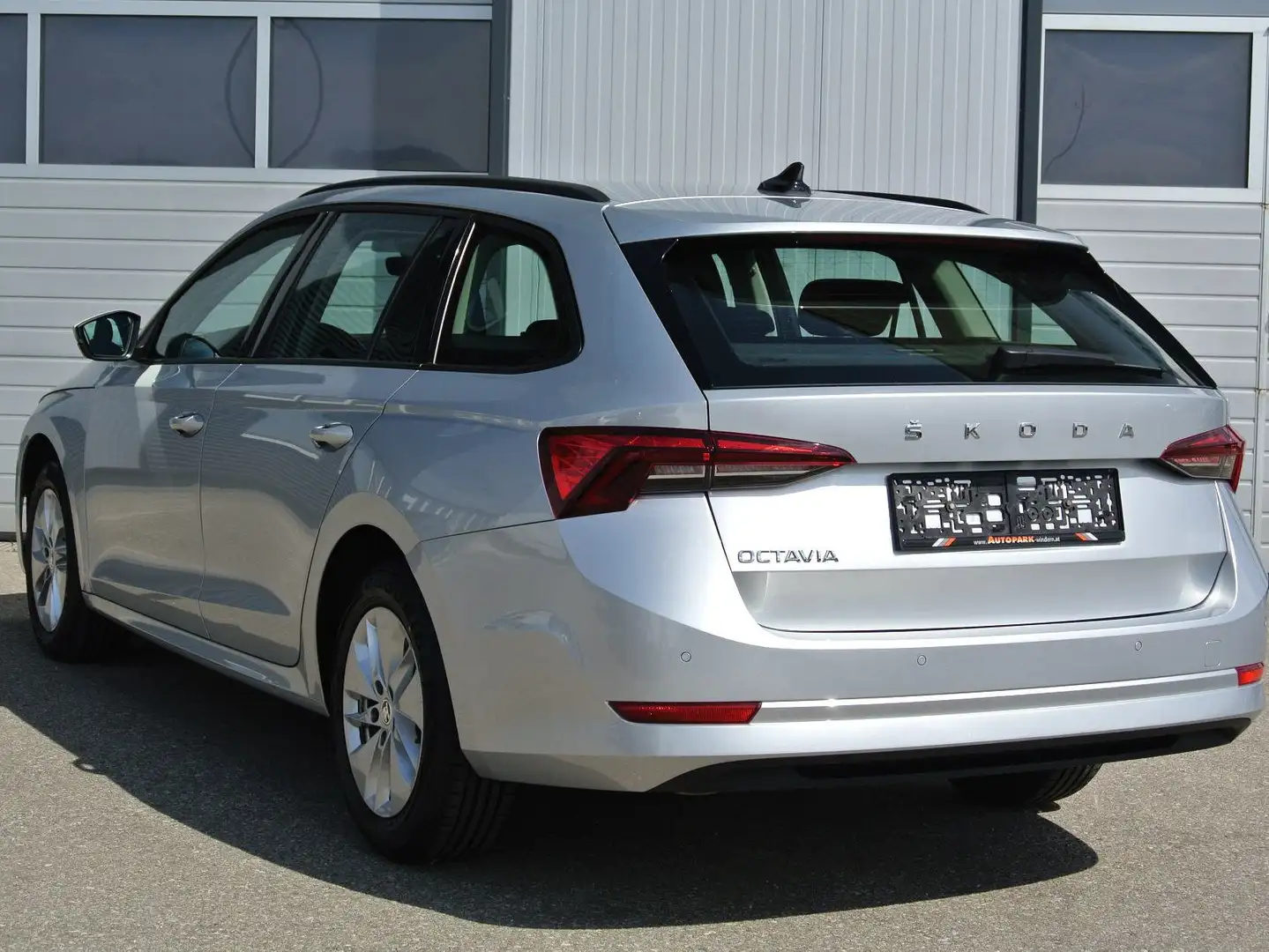 Skoda Octavia Kombi 2.0 TDI Ambition Grau - 2