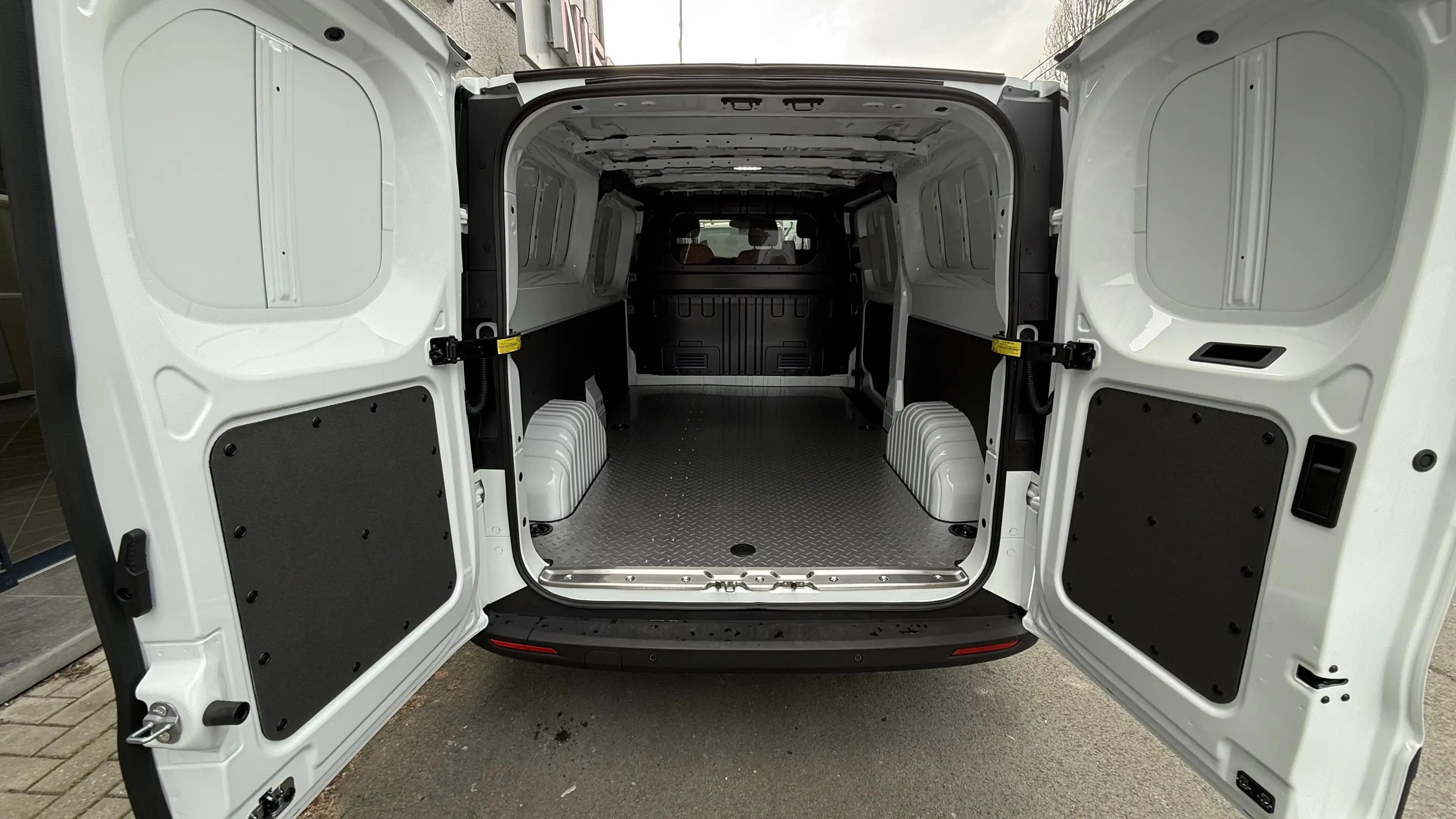 Maxus DELIVER 7 — photo 10