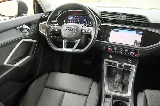 Audi Q3 view 16