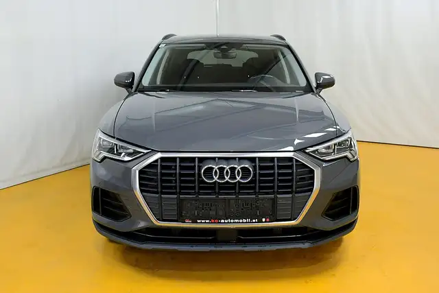 Audi Q3 view 10