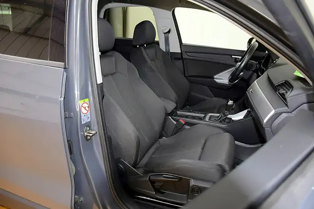 Audi Q3 view 4