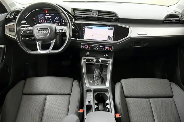 Audi Q3 view 15