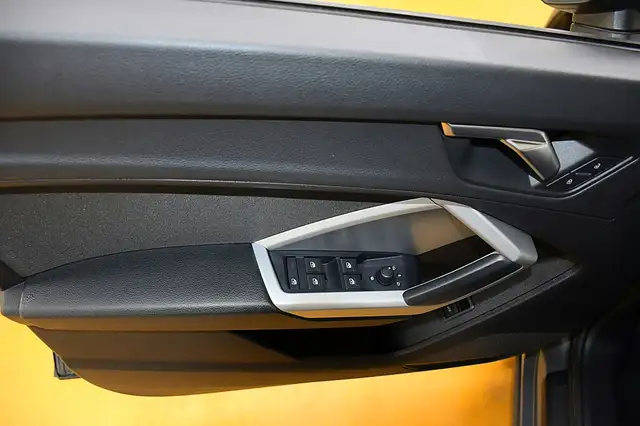Audi Q3 view 12