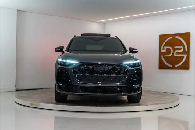 Audi Q5 view 8
