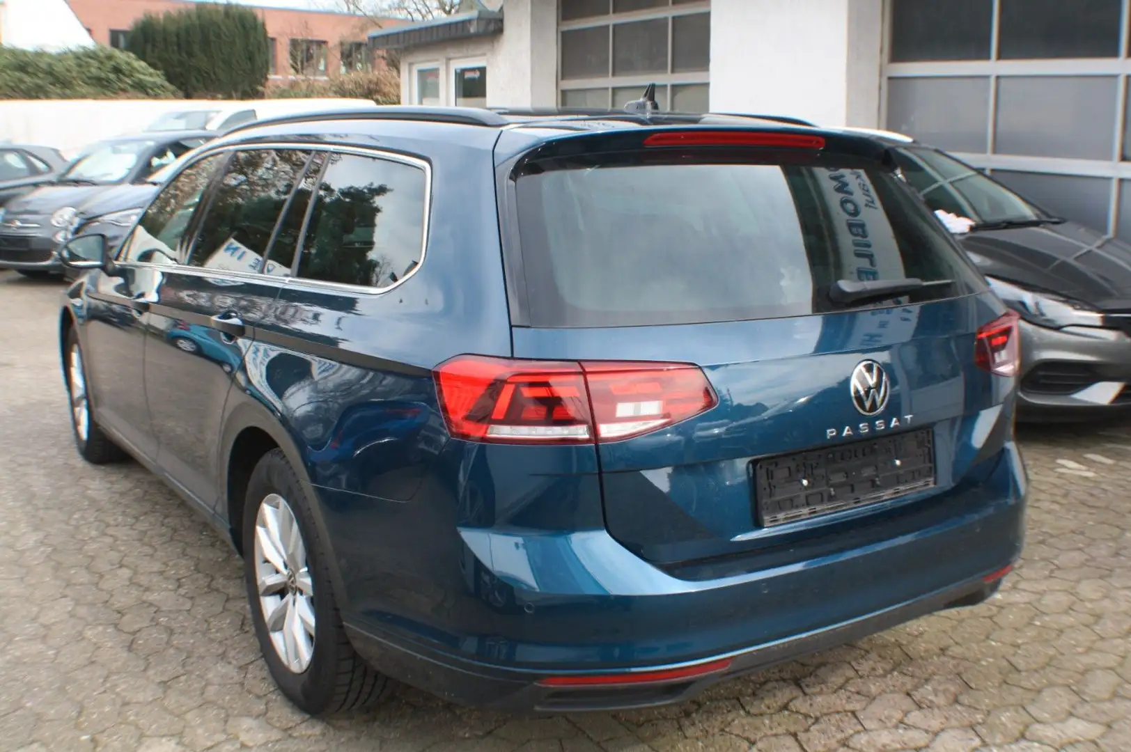Volkswagen Passat Variant Business TDI DSG Navi Sitzh. AHK Blue - 2