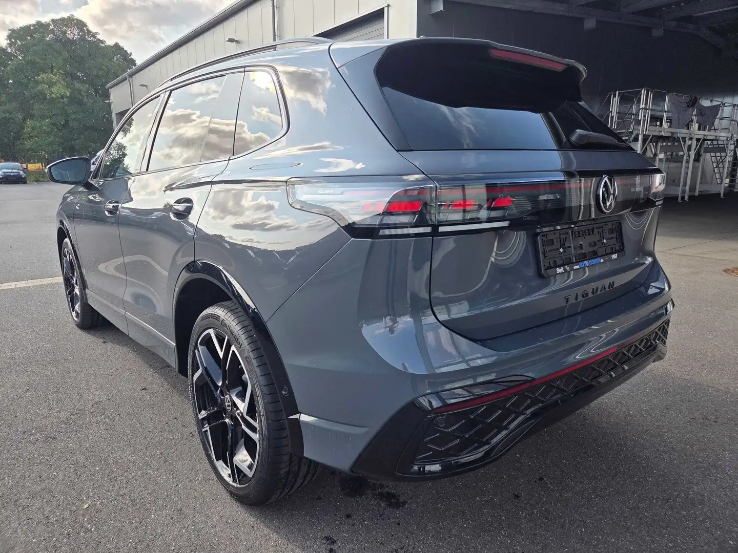 Volkswagen Tiguan TDI 2.0 4motion DSG R-Line 360KAM Leder Grijs - 2