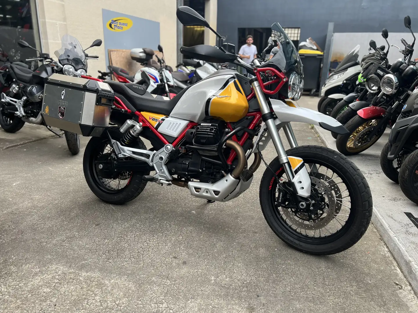 Moto Guzzi V 85 TT Yellow - 1